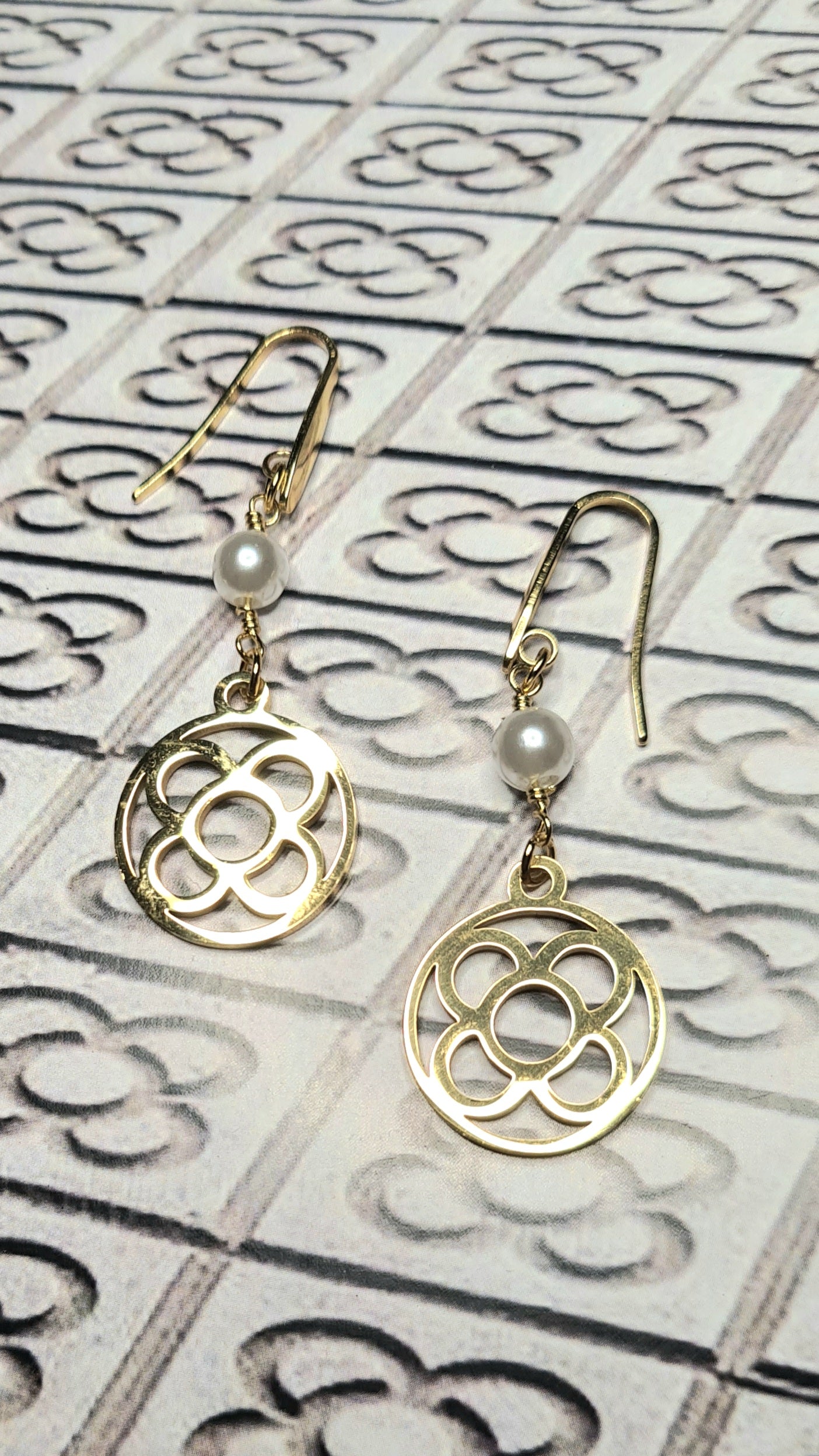Pendientes de acero inoxidable dorado con perla y la Flor de Barcelona circular colgante para mujer.