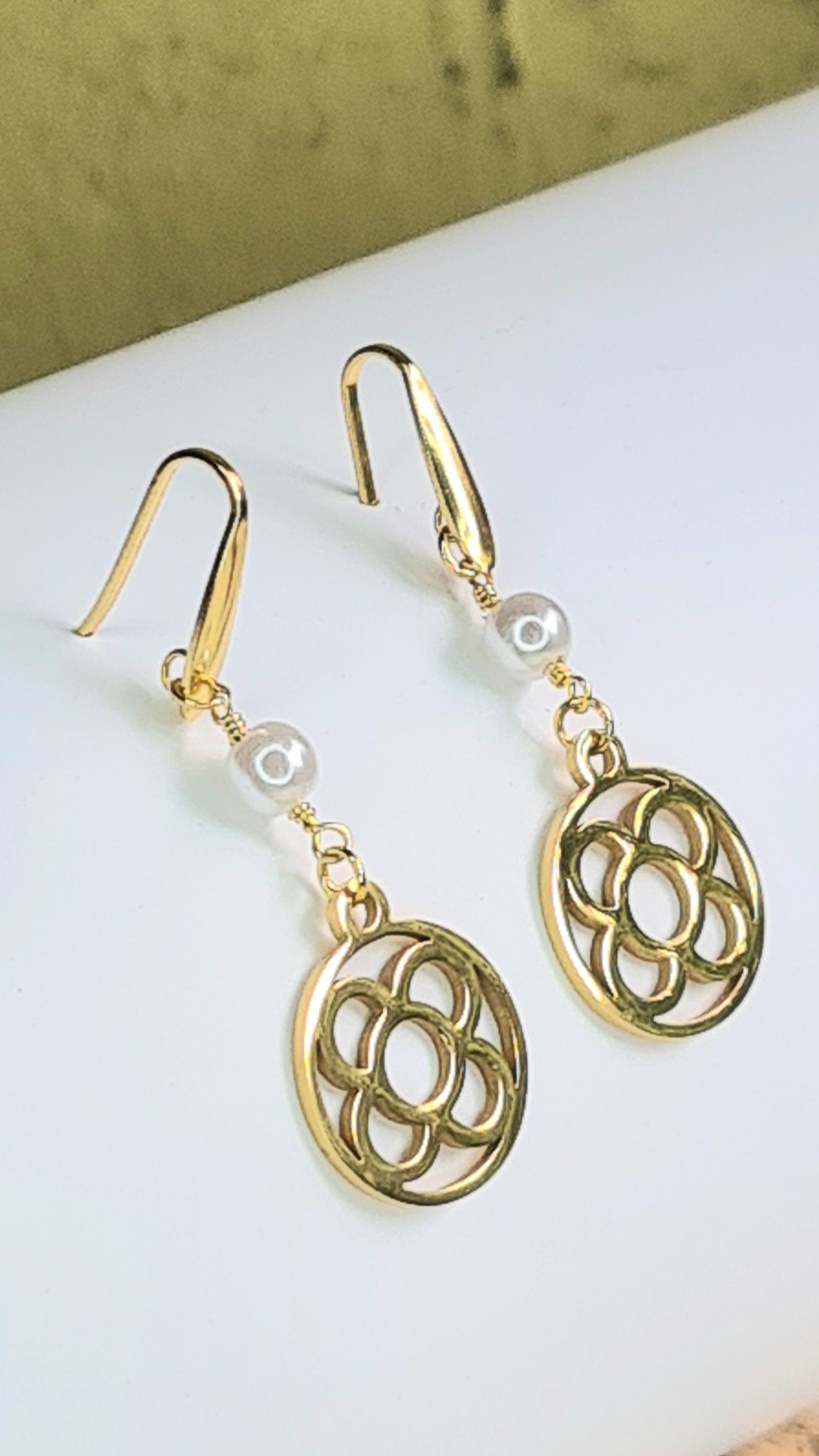 Pendientes de acero inoxidable dorado con perla y la Flor de Barcelona circular colgante para mujer.