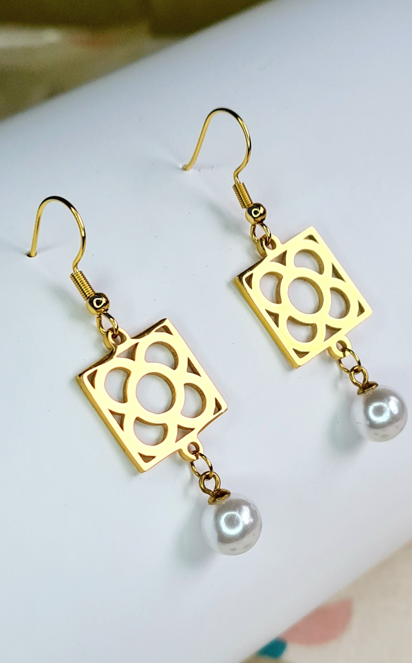 Pendientes de acero inoxidable dorado con la Flor de Barcelona y perla colgante para mujer.