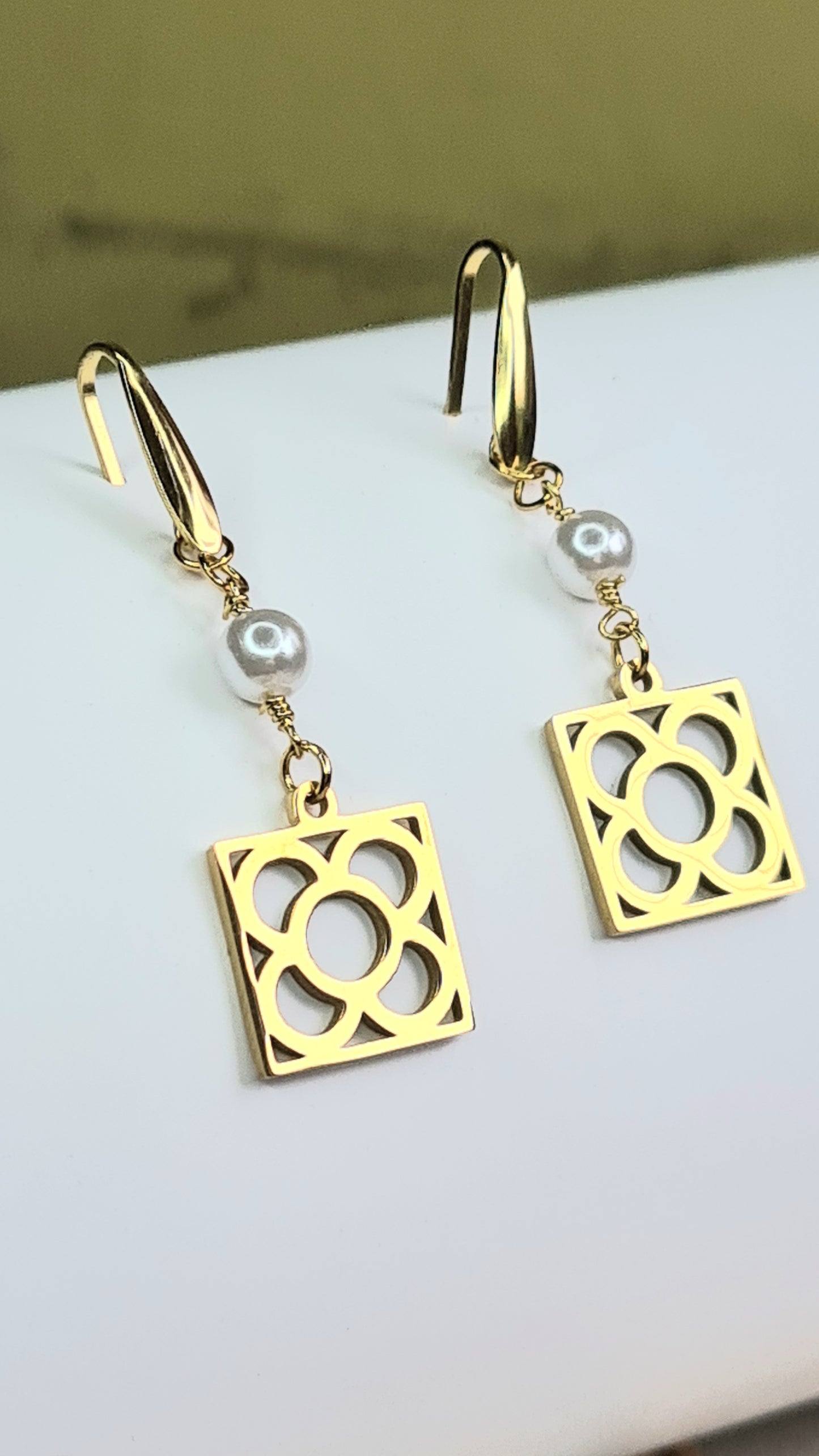 Pendientes de acero inoxidable dorado con perla y la Flor de Barcelona colgante para mujer.