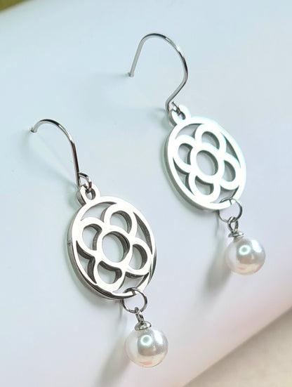 Pendientes de acero inoxidable plateado con la Flor de Barcelona circular y perla colgante para mujer.