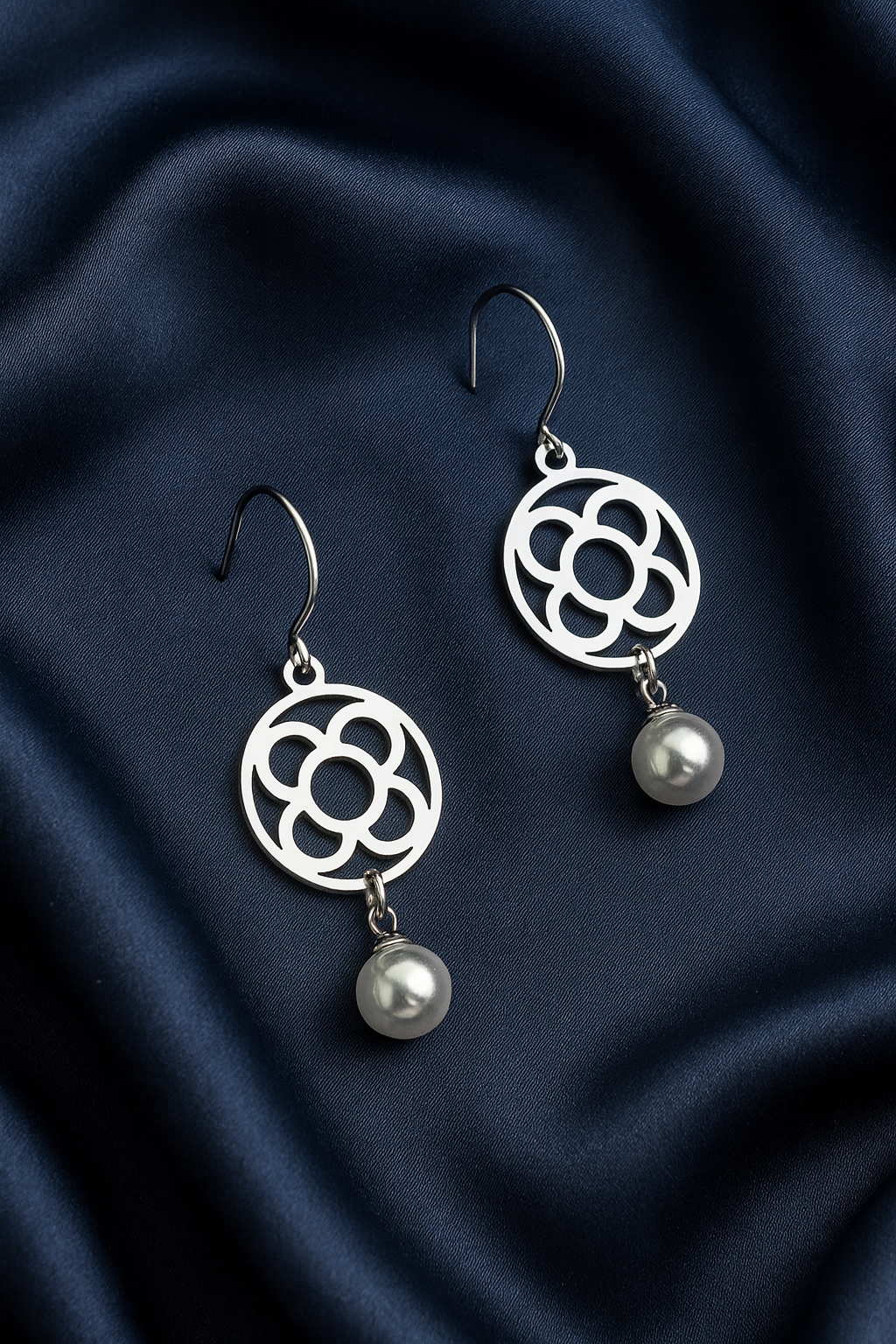 Pendientes de acero inoxidable plateado con la Flor de Barcelona circular y perla colgante para mujer.