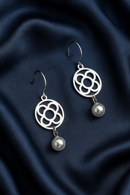 Pendientes de acero inoxidable plateado con la Flor de Barcelona circular y perla colgante para mujer.
