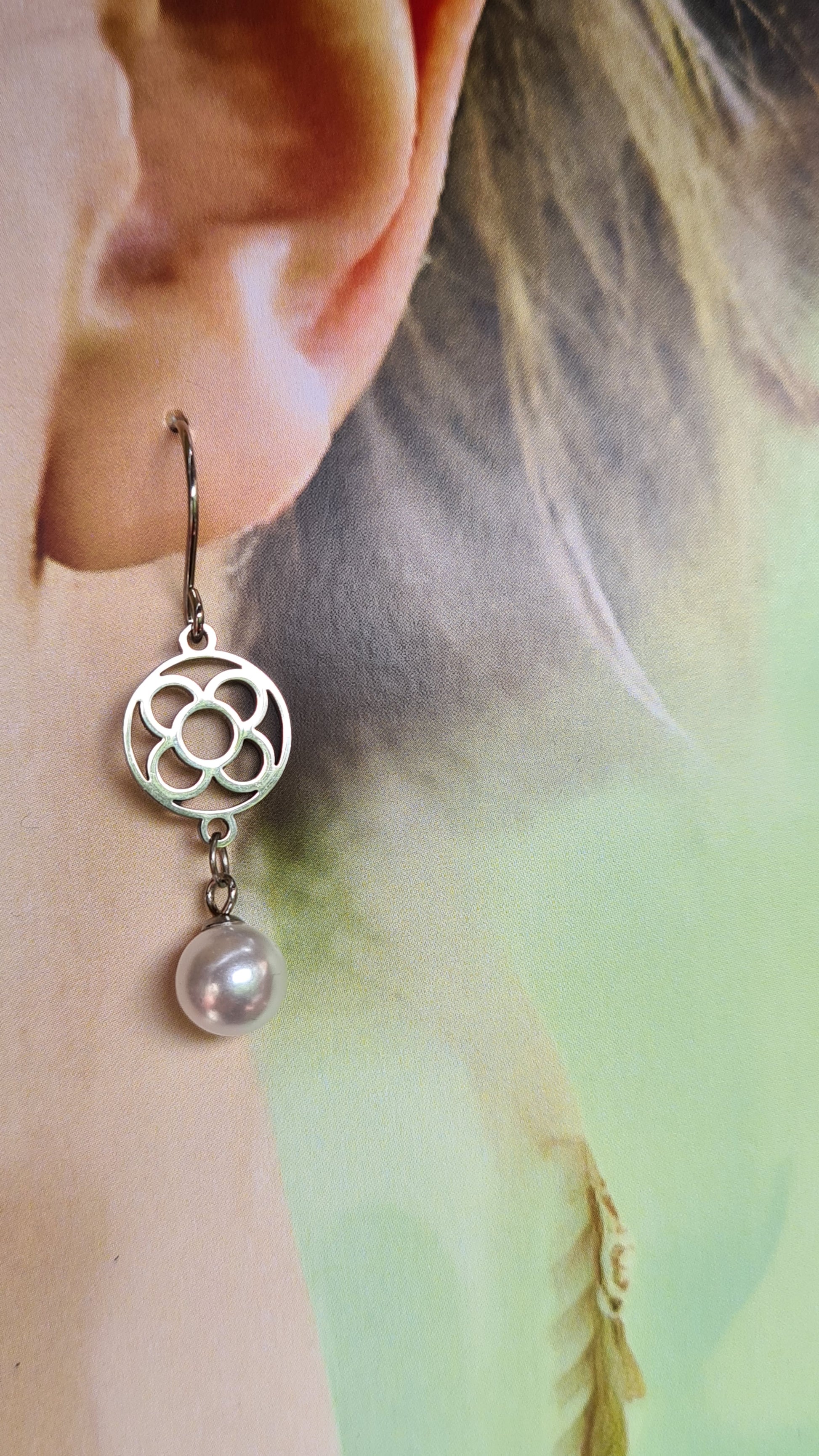 Pendientes de acero inoxidable plateado con la Flor de Barcelona circular y perla colgante para mujer.
