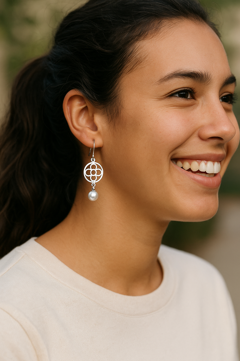 Pendientes de acero inoxidable plateado con la Flor de Barcelona circular y perla colgante para mujer.