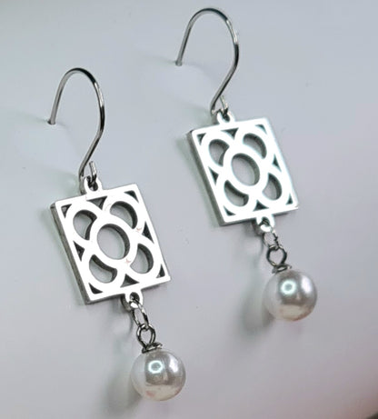 Pendientes de acero inoxidable plateado con la Flor de Barcelona y perla colgante para mujer.