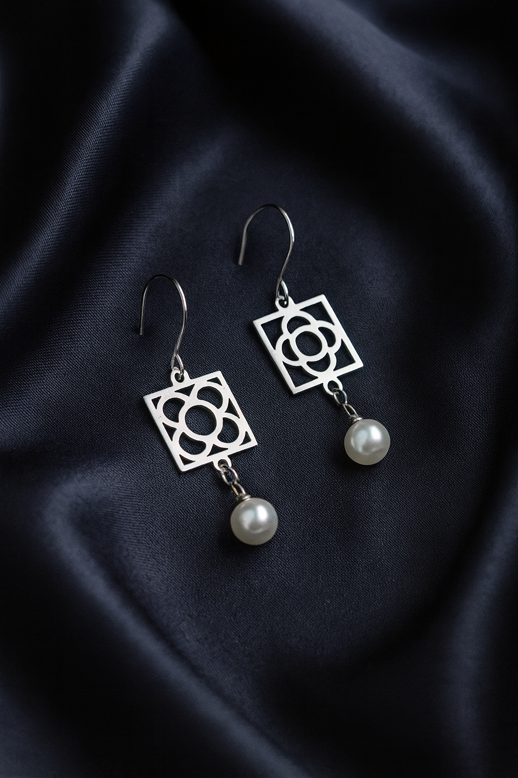 Pendientes de acero inoxidable plateado con la Flor de Barcelona y perla colgante para mujer.