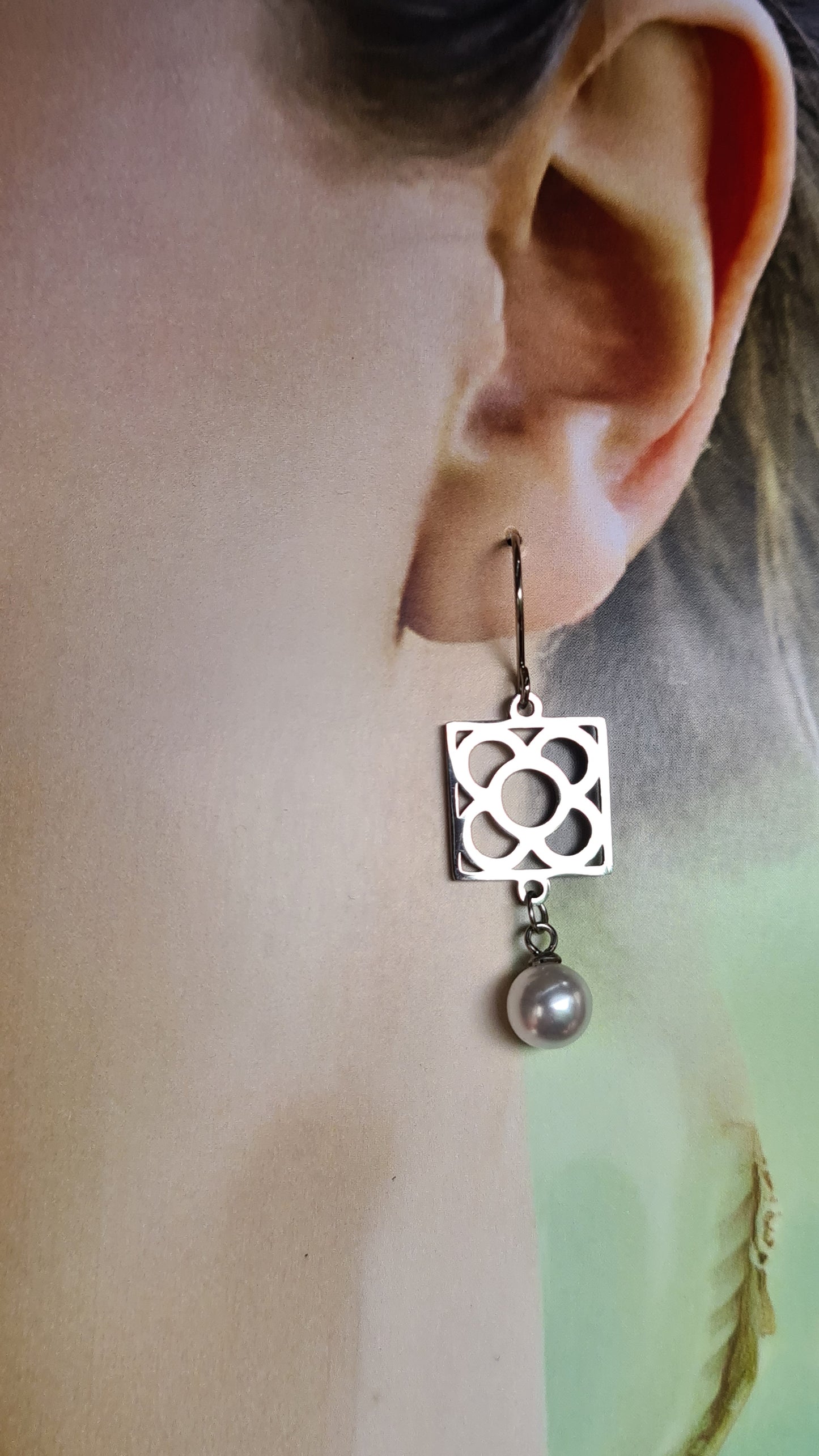Pendientes de acero inoxidable plateado con la Flor de Barcelona y perla colgante para mujer.