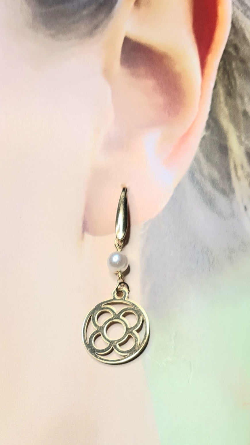 Pendientes de acero inoxidable plateado con perla y la Flor de Barcelona circular colgante para mujer.