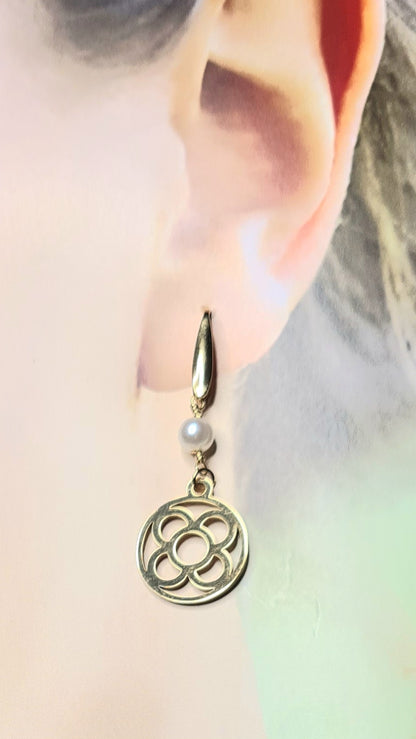 Pendientes de acero inoxidable plateado con perla y la Flor de Barcelona circular colgante para mujer.