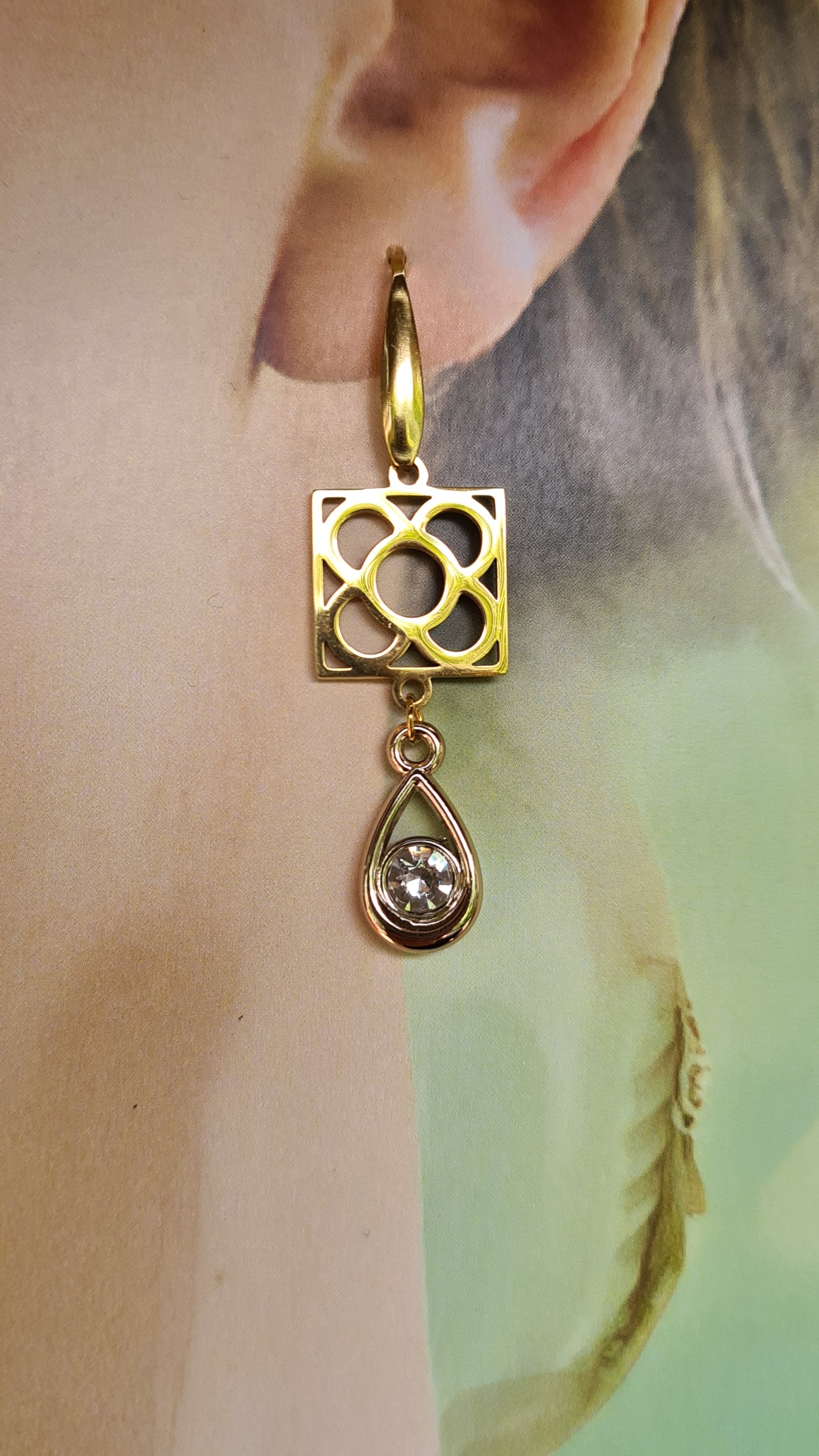 Pendientes de acero inoxidable dorado con lágrima blanca grande y Flor de Barcelona para mujer.