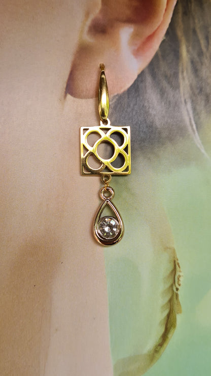 Pendientes de acero inoxidable dorado con lágrima blanca grande y Flor de Barcelona para mujer.