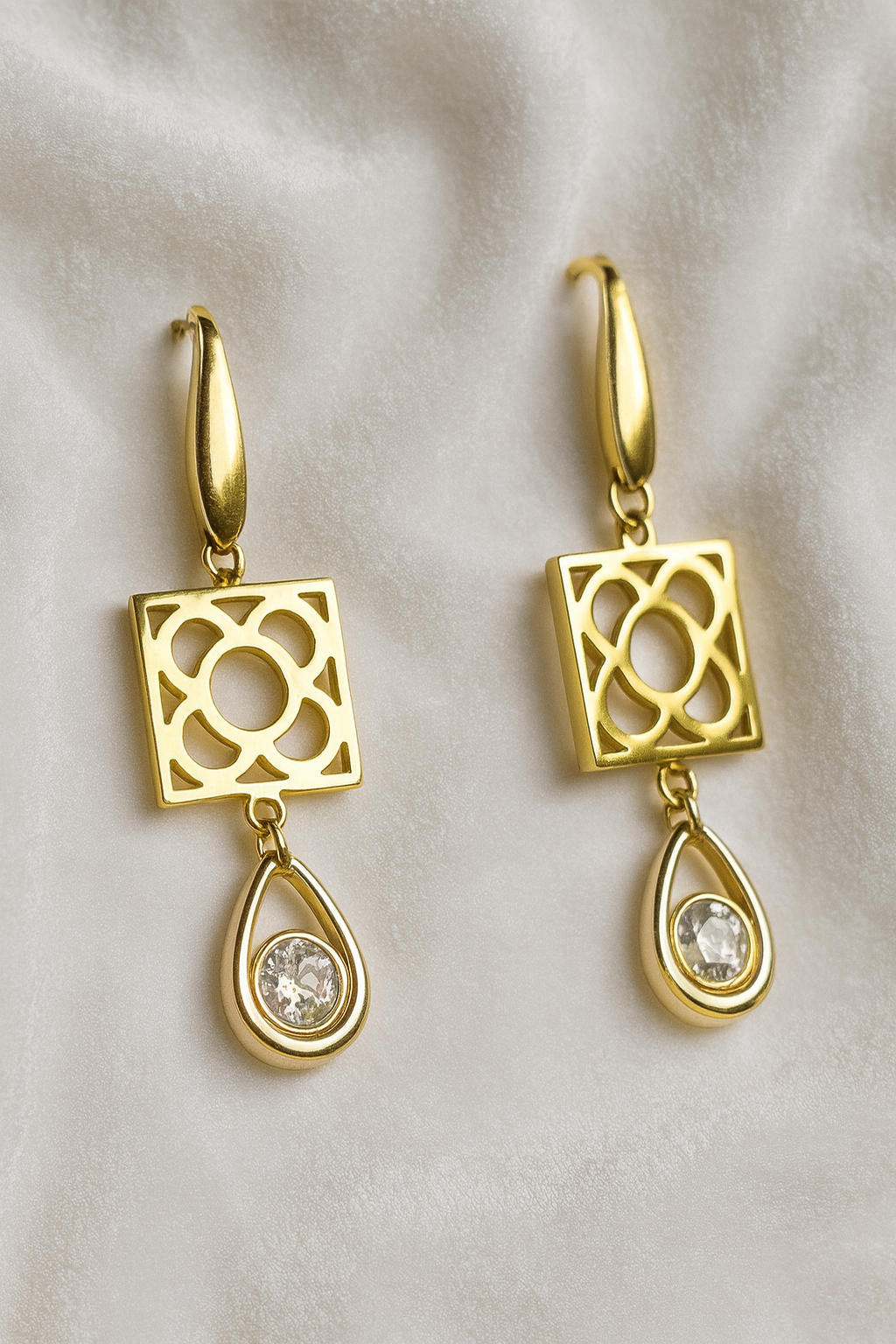 Pendientes de acero inoxidable dorado con lágrima blanca grande y Flor de Barcelona para mujer.
