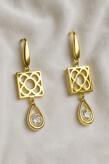 Pendientes de acero inoxidable dorado con lágrima blanca grande y Flor de Barcelona para mujer.