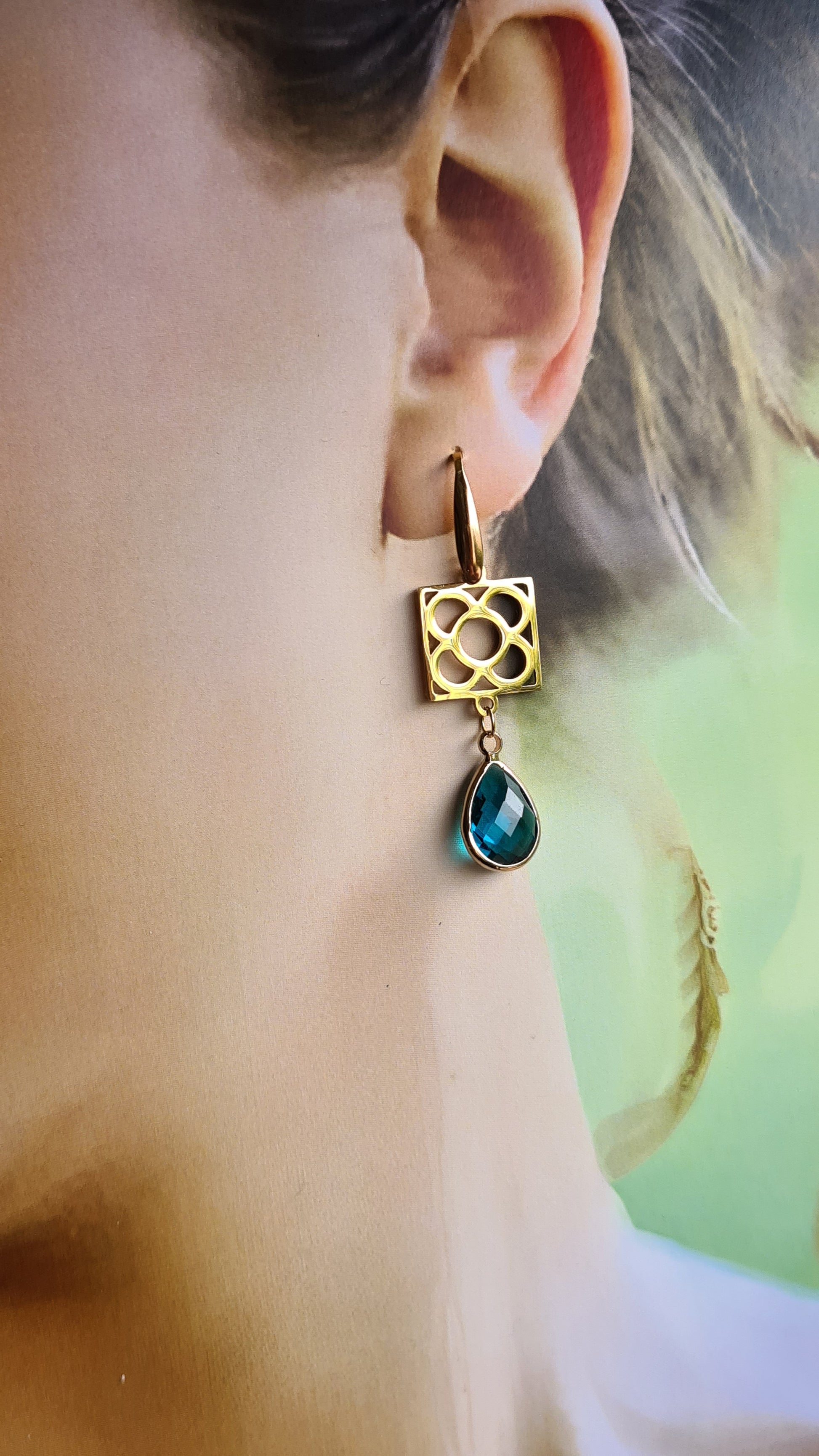 Pendientes de acero inoxidable dorado con lágrima celeste grande y Flor de Barcelona para mujer.