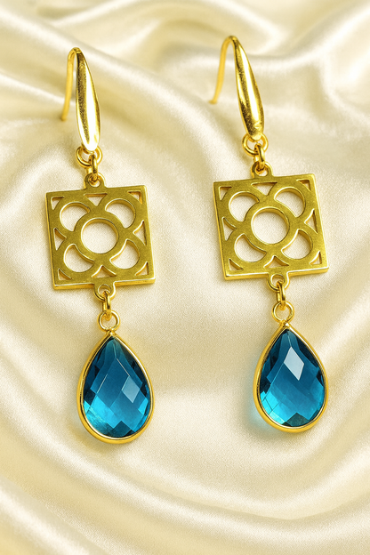 Pendientes de acero inoxidable dorado con lágrima celeste grande y Flor de Barcelona para mujer.