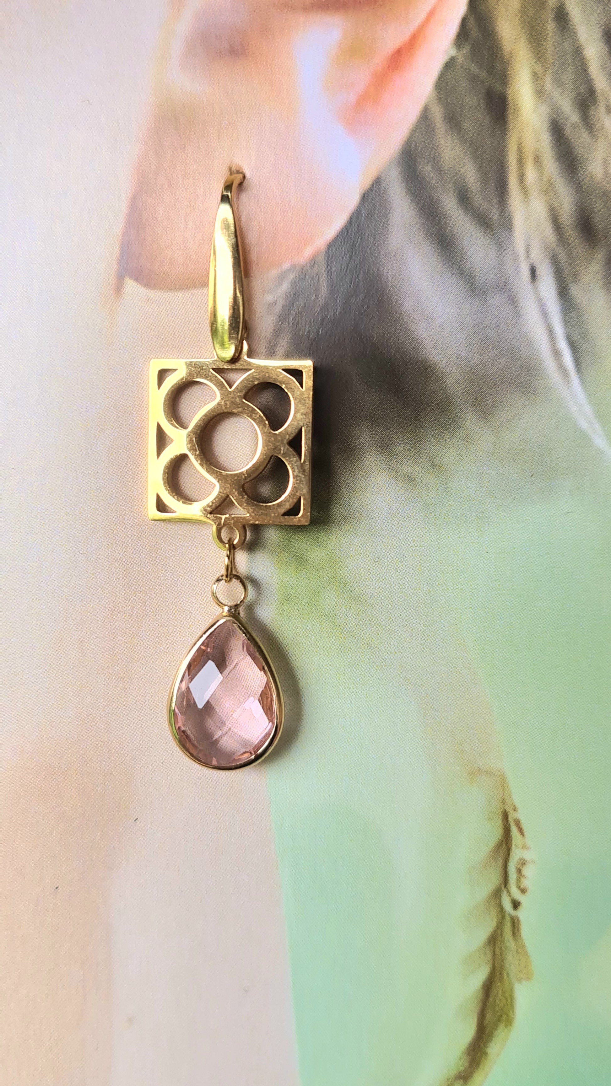 Pendientes de acero inoxidable dorado con lágrima rosa grande y Flor de Barcelona para mujer.