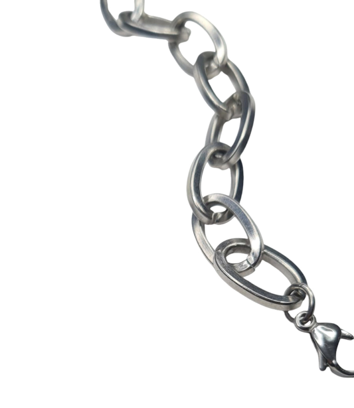 Detalle de los eslabones elípticos de la pulsera SA24 de acero inoxidable.