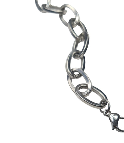 Detalle de los eslabones elípticos de la pulsera SA24 de acero inoxidable.