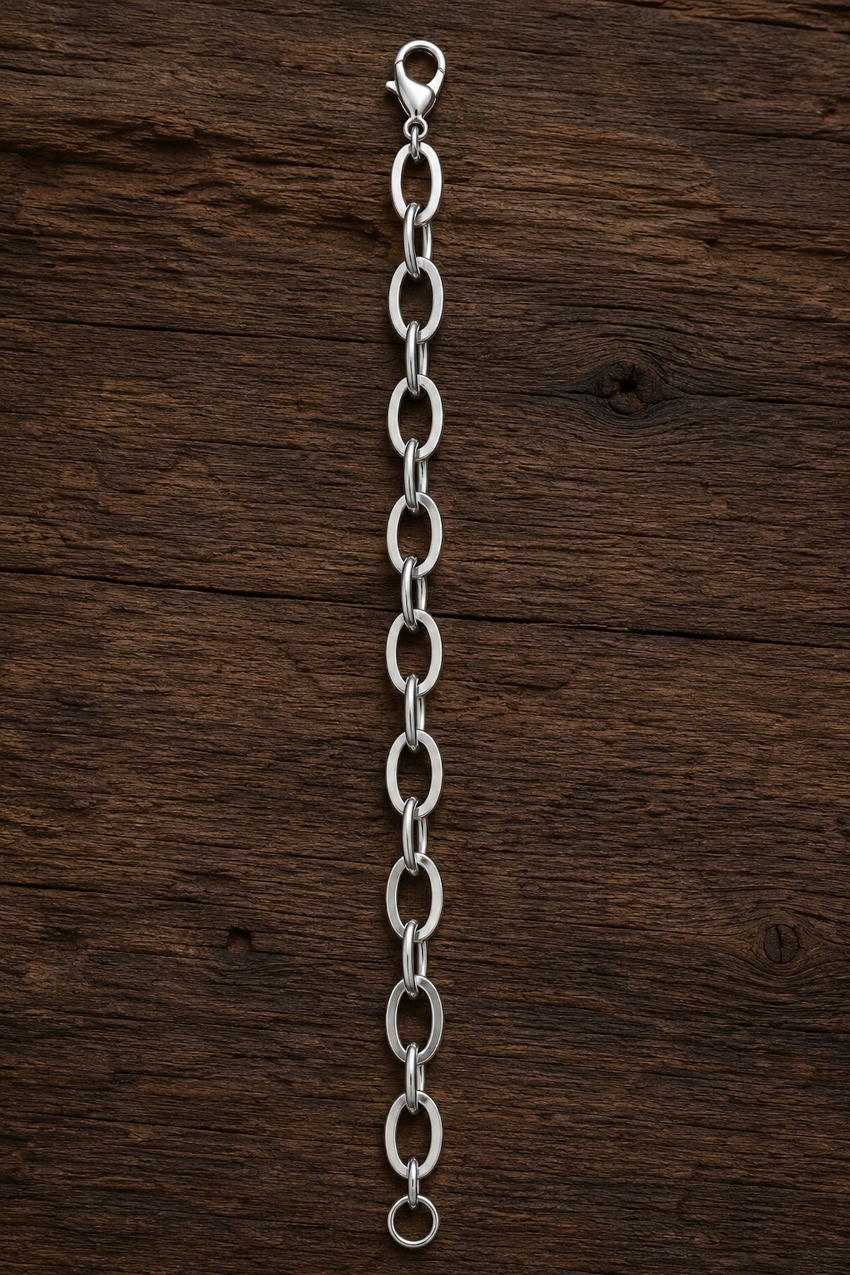 Pulsera masculina de 20 cm extendida sobre madera oscura.