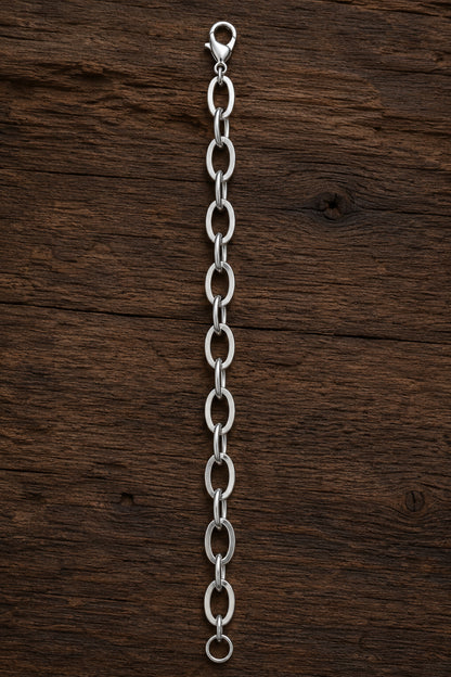 Pulsera masculina de 20 cm extendida sobre madera oscura.