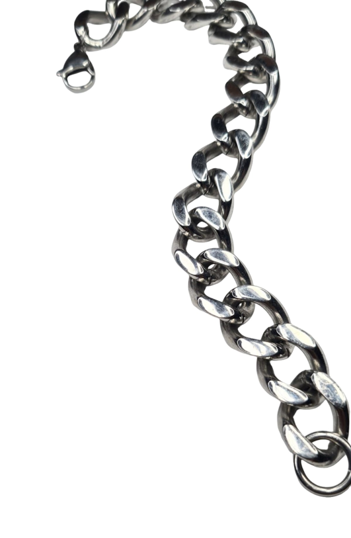 Pulsera masculina de eslabones anchos de acero inoxidable sobre fondo blanco.