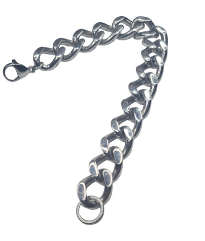 Detalle de los eslabones y cierre de una pulsera masculina de acero inoxidable.