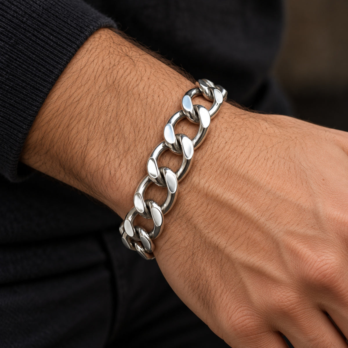 Pulsera de acero inoxidable de 16 mm llevada en una muñeca masculina.