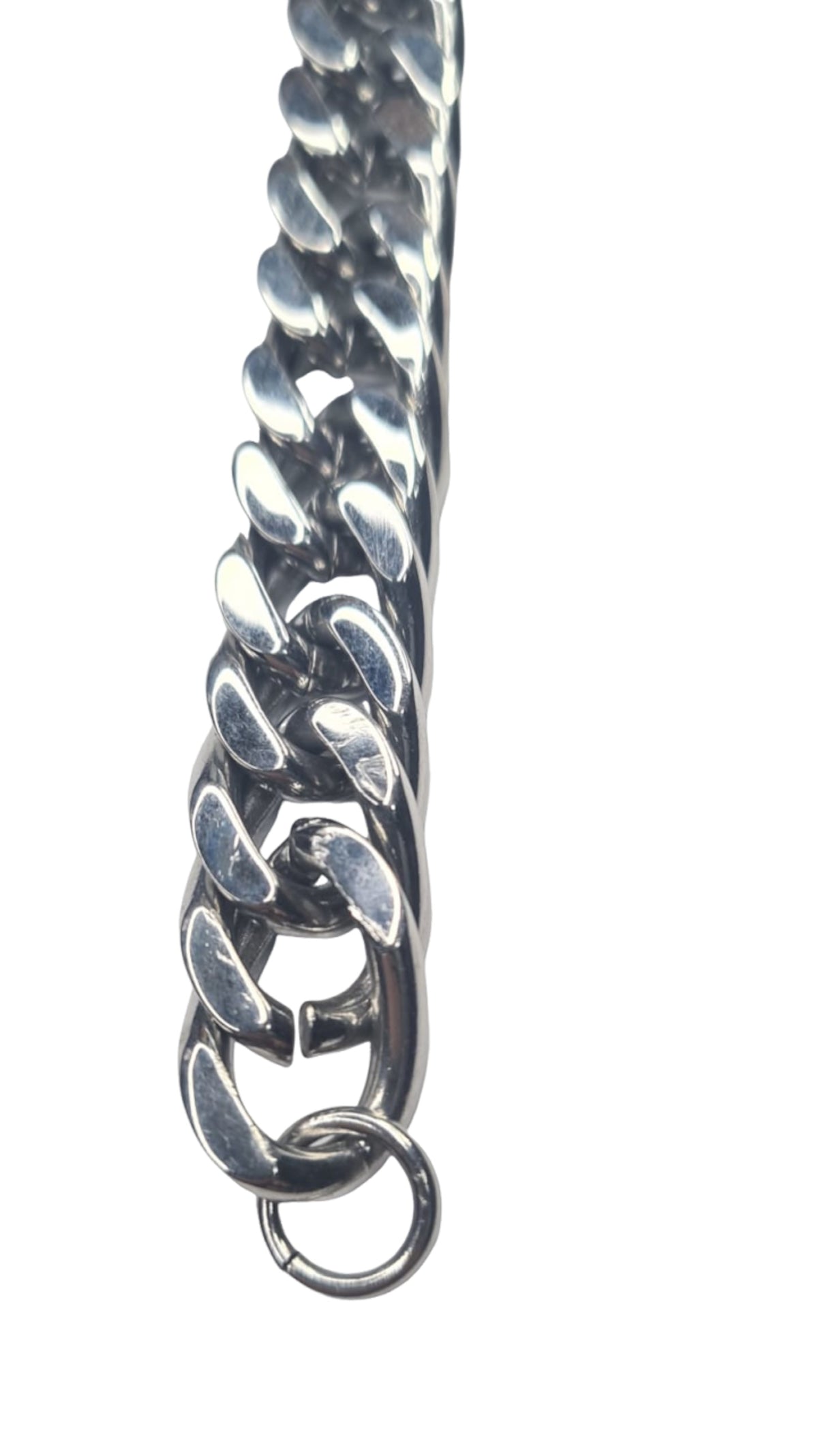 Detalle de los eslabones gruesos de la pulsera masculina de acero inoxidable.