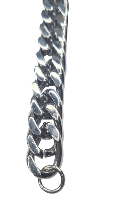 Detalle de los eslabones gruesos de la pulsera masculina de acero inoxidable.