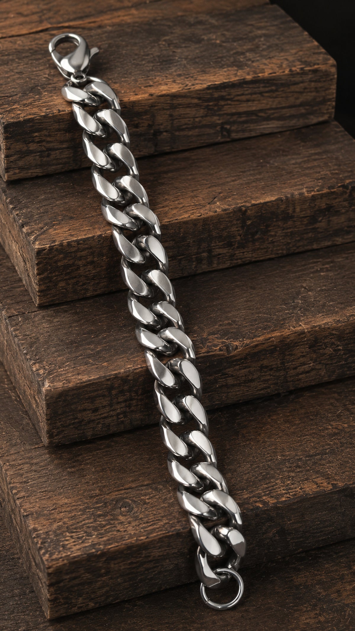 Pulsera de hombre de acero inoxidable de 14 mm presentada completa sobre madera oscura.
