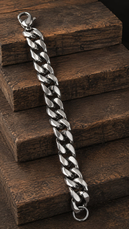 Pulsera de hombre de acero inoxidable de 14 mm presentada completa sobre madera oscura.