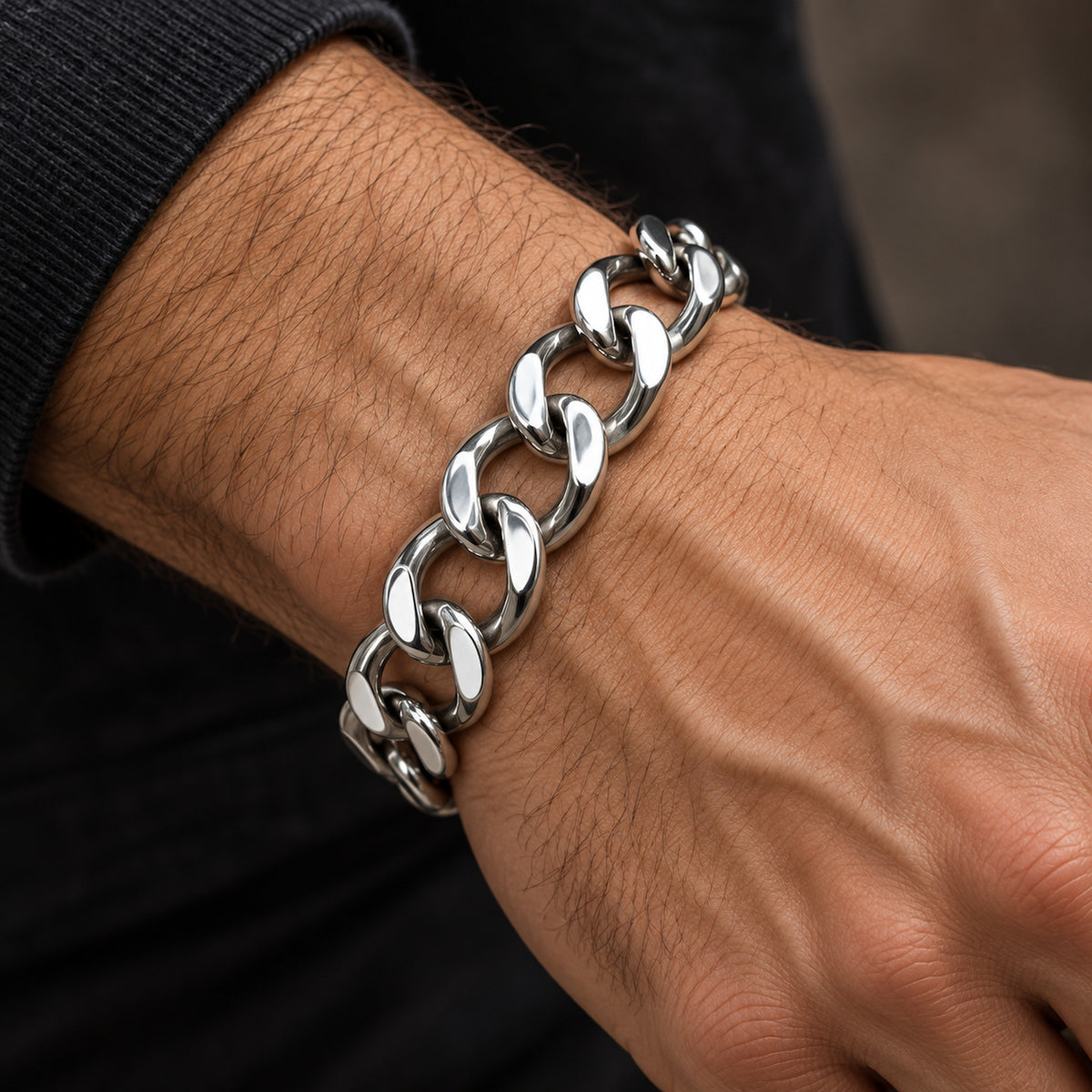 Pulsera masculina de acero inoxidable con eslabones gruesos 14mm llevada en la muñeca.