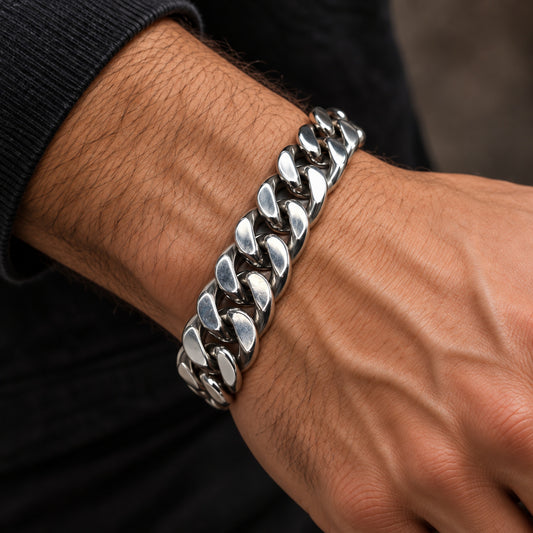 Pulsera masculina de acero inoxidable con eslabones gruesos 14mm llevada en la muñeca.
