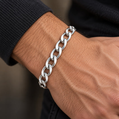 Pulsera de acero inoxidable eslabón largo llevada en una muñeca masculina.