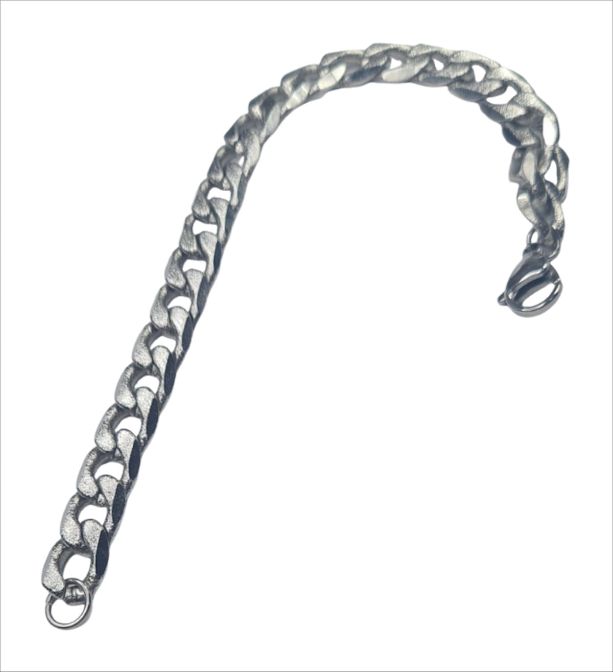 Pulsera de acero inoxidable mate completa sobre fondo blanco.