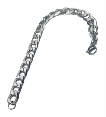 Pulsera de acero inoxidable mate completa sobre fondo blanco.