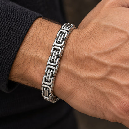 Pulsera masculinade acero inoxidable con diseño geométrico llevada en la muñeca.