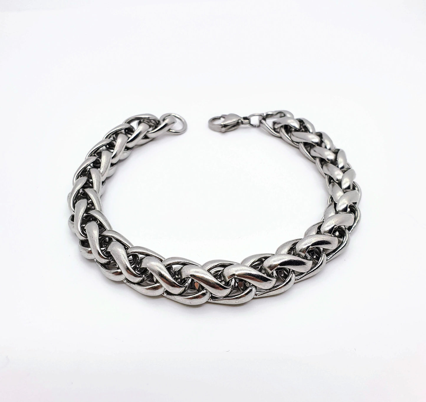 Pulsera acero inoxidable modelo Trenzado, 10mm de ancho. Posa sobre fondo blanco.