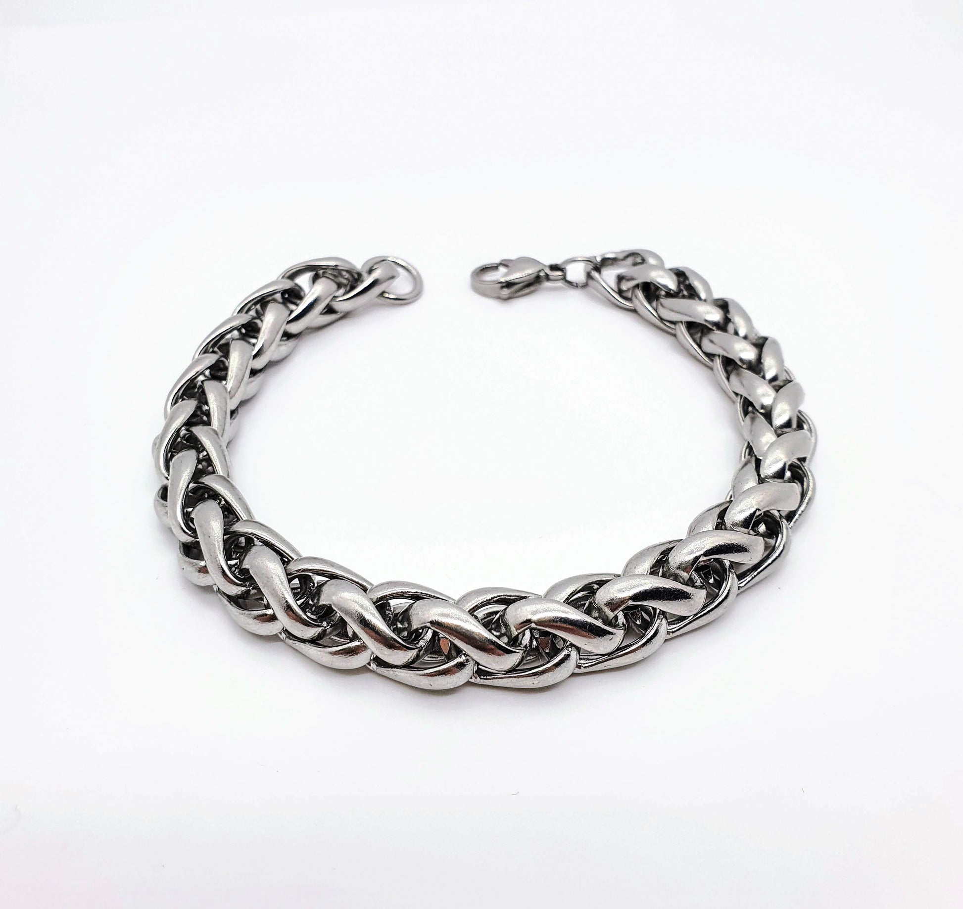 Pulsera acero inoxidable modelo Trenzado, 10mm de ancho. Posa sobre fondo blanco.