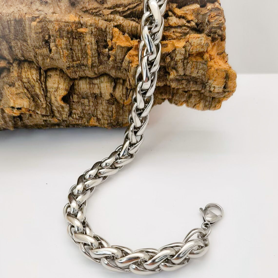Pulsera acero inoxidable modelo Trenzado, 10mm de ancho. Posa sobre tronco.