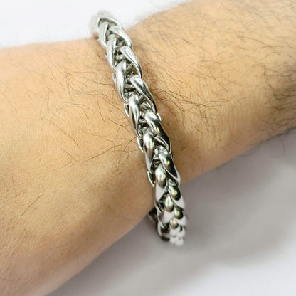 Pulsera acero inoxidable modelo Trenzado, 10mm de ancho. Posa sobre mano de modelo.