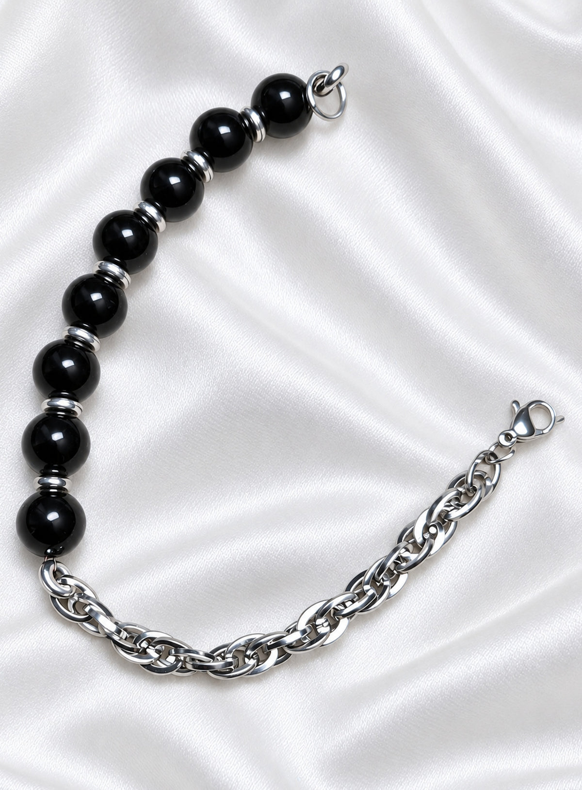 Pulsera unisex de ónix negro y cadena CAN3 de acero inoxidable sobre fondo claro.