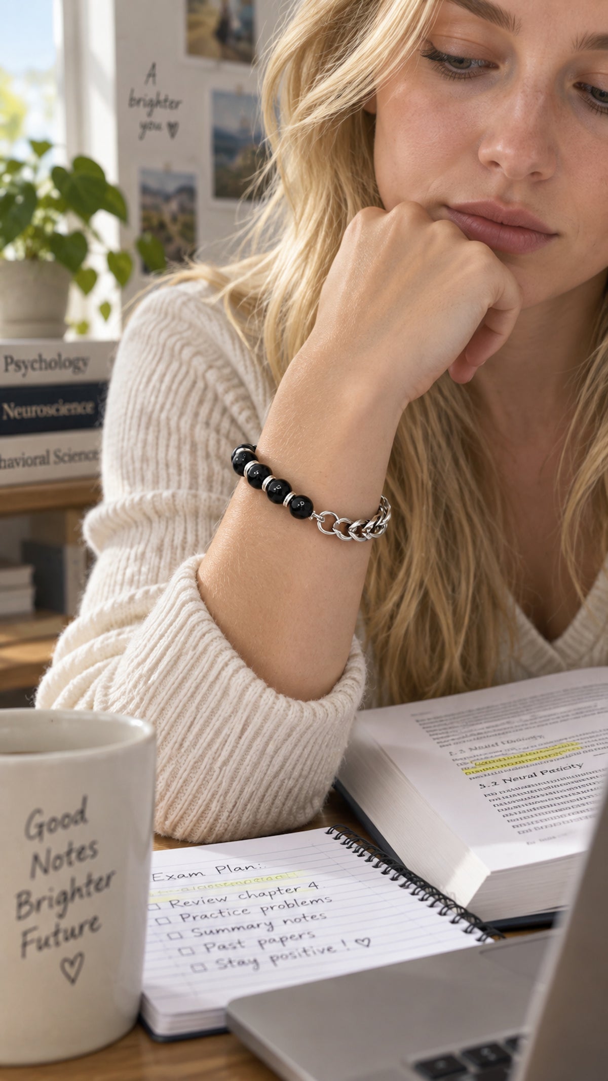Pulsera de ónix negro y cadena de acero llevada por una mujer.