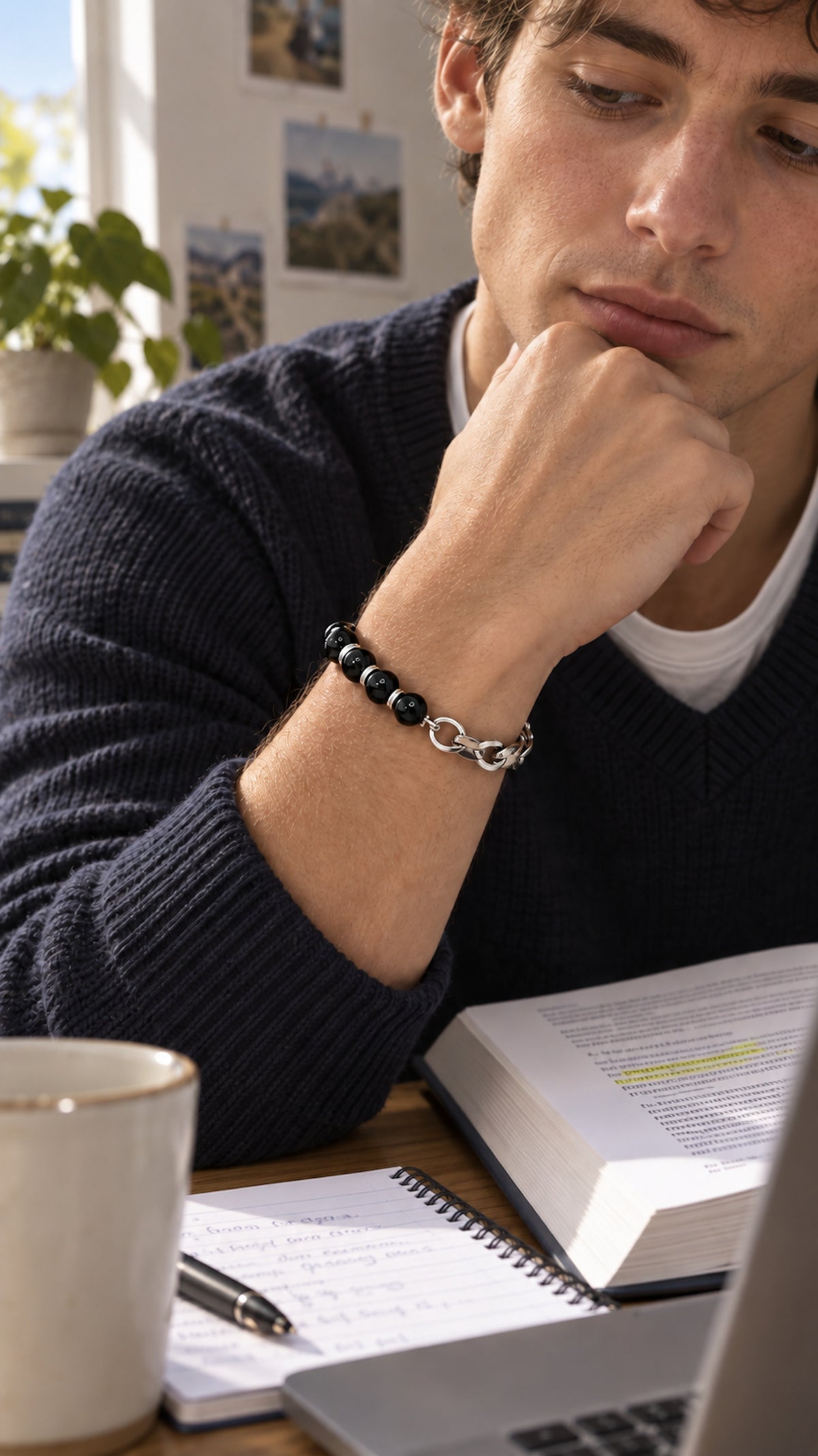 Pulsera de ónix negro y acero inoxidable llevada por un hombre.
