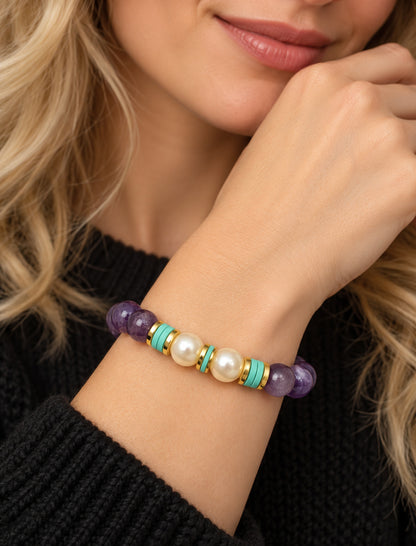 Pulsera de mujer con cuentas de amatista, perlas, discos de cerámica verde y detalles dorados.