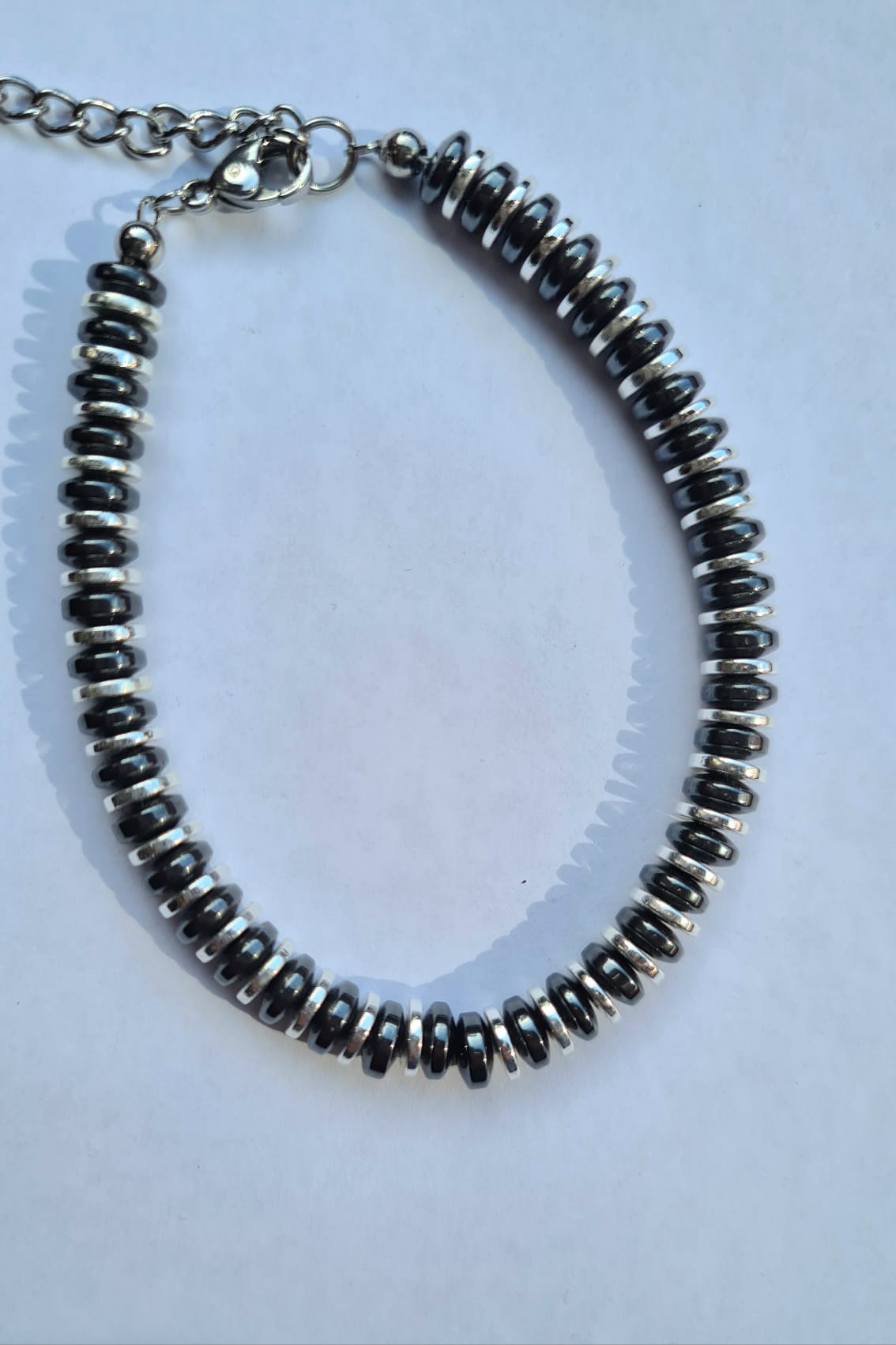 Pulsera de Discos de Hematite y Discos Plateados para mujer.