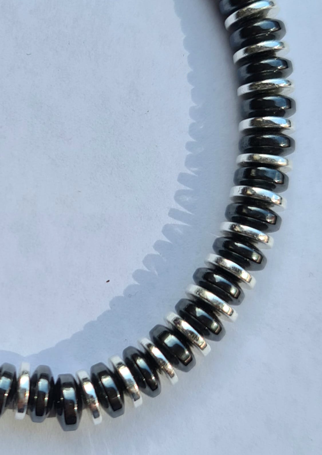Pulsera de Discos de Hematite y Discos Plateados para mujer.