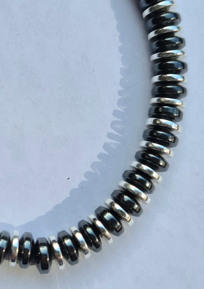 Pulsera de Discos de Hematite y Discos Plateados para mujer.