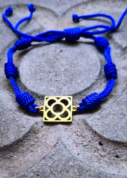 Pulsera de algodón azul con la Flor de Barcelona de acero inoxidable dorado, diseño juvenil.